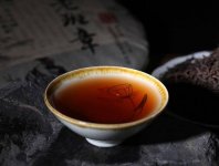 2008年的老班章普洱茶餅生茶缺了一塊值錢嗎？